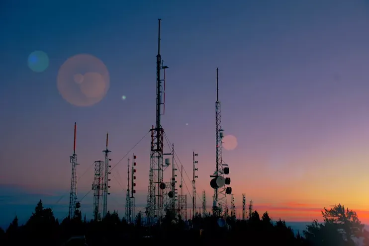 黎明时分的无线电通信天线群